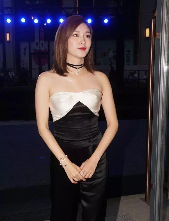 【江疏影】江疏影自称“全班最丑”,当看到大学合照后,网友:神仙班级