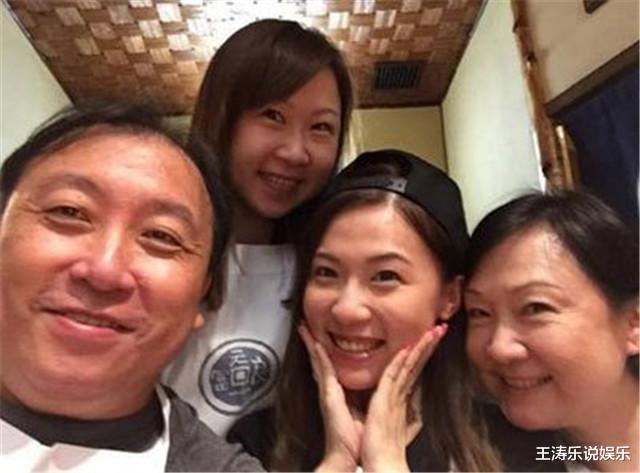 王晶|王晶老婆近照曝光,看到长相后才大悟,为什么当年邱淑贞输了
