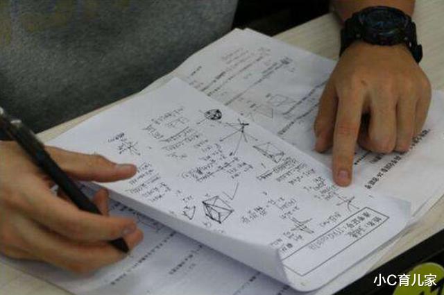 学霸■“学霸草稿纸”火了,老师坦言:孩子自不自律,看草稿纸就懂了