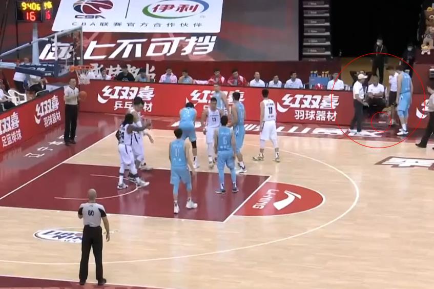 新疆男篮|新疆男篮打得太差了,98年小将下场时,阿的江怒摔战术板发泄