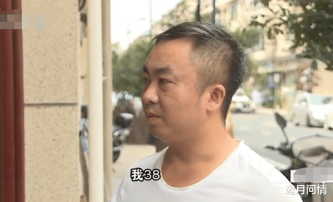 38岁男子喝酒后把女友包扔出去,酒醒了后悔,女友:AA制两年了