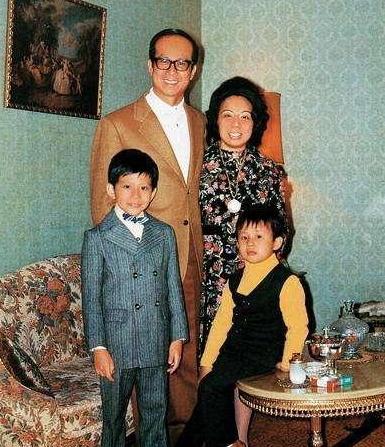 钱泳辰|31年前，李嘉诚带18岁李嘉欣回家，3小时候后原配突然暴毙