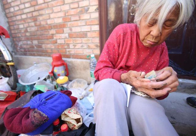 「购房置业」“不孝”女儿不给儿子买房，父母告上法庭，网友怒斥：不配为父母