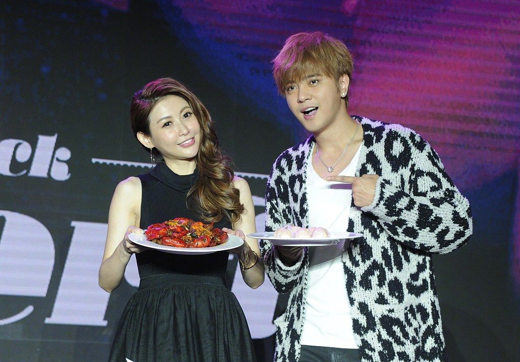 罗志祥■罗志祥蝴蝶旧照曝光！两人挽手走红毯，蝴蝶穿低领白纱裙颜值不低