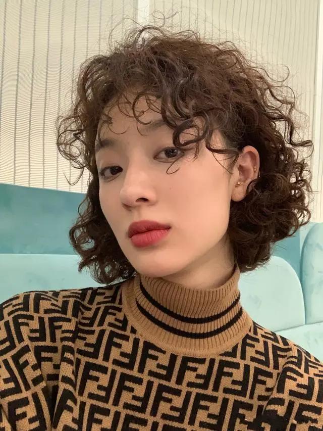 朱闪闪：《安家》里的朱闪闪，现实中反差巨大，曾是张一山眼中的校园女神