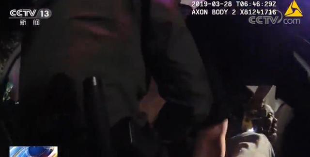 [美国警察]我不能呼吸了，我没有抵抗！又一起美国警察暴力执法被曝光