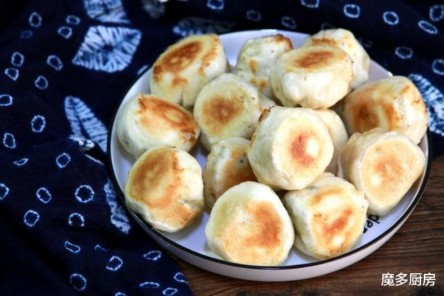「水煎包」生包子用水煮，表面软嫩底部焦脆，做法简单，详细食谱分享