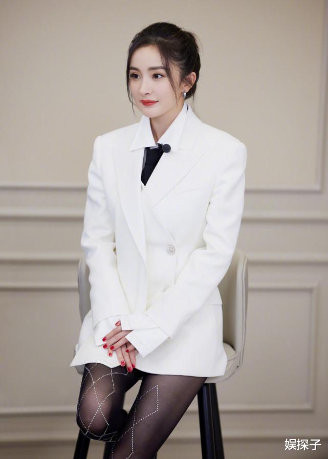 杨幂|杨幂一袭黑色毛衣上演“下衣失踪”，却被身上的包包抢了镜！