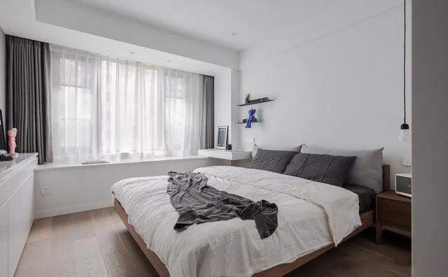 『』内飘窗占卧室面积,业主请师傅一锤砸掉,楼下邻居吓到要搬家!