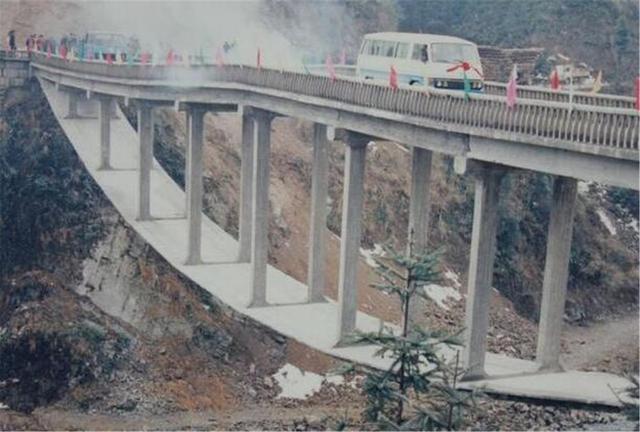 晓君侃史|湖南一座大桥被载入桥梁史册，设计者仅初中文化，全程没一个桥墩