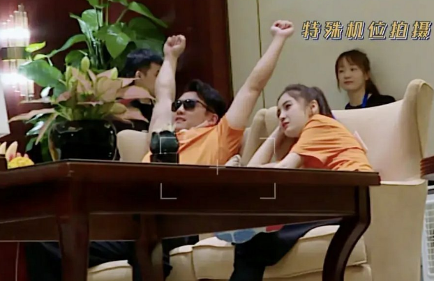 [李沁]《跑男》李沁baby同坐椅子，看清两人的坐姿，已婚未婚差距明显