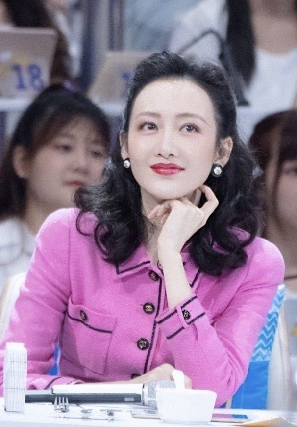 「王鸥」38岁王鸥太精致！穿30年前小香风外套复古美人，看不出年代违和感