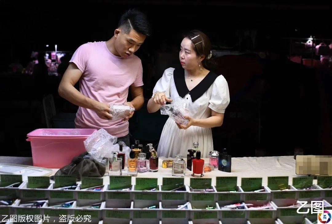 医院：实拍路灯下的谋生者：小夫妻带两个孩子摆摊，一晚挣百余元