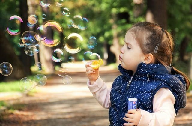 幼儿园|进公立幼儿园5天后,宝妈却把女儿送到了私立,一番话引人深思