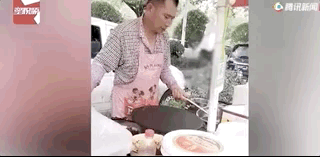 |女儿1年后回家假装路人买父亲的煎饼,下一秒父亲的反应既真实又感动