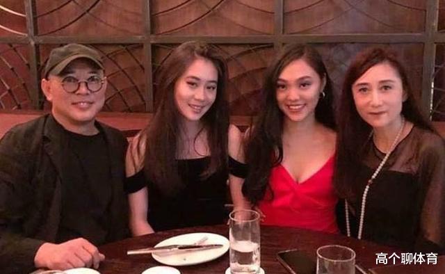 利智|李连杰小女儿晒近照，紧身上衣火辣身材尽显，不输母亲利智当年