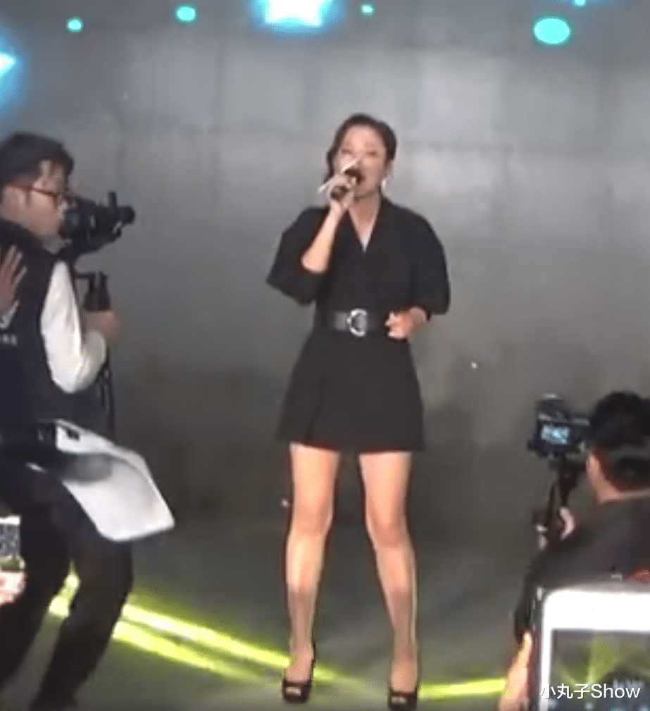 41歲TVB視後楊怡跑商演，女團風打扮暴露腿粗，魚嘴鞋有點土-圖6