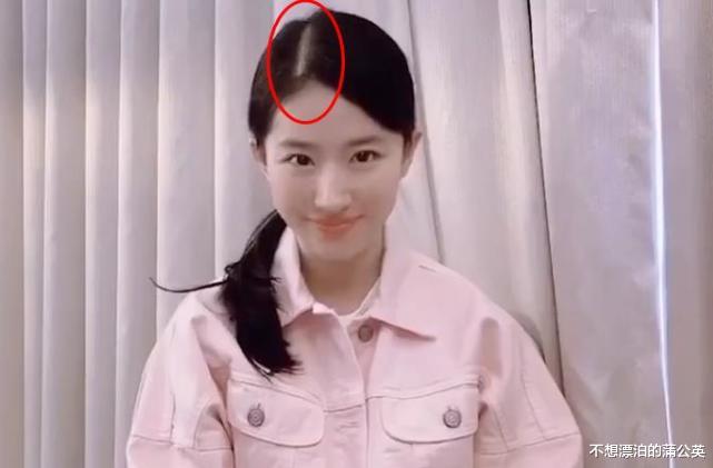 33歲劉亦菲拍宣傳片，“十級濾鏡”下變瞭樣，超寬發縫遮不住-圖4