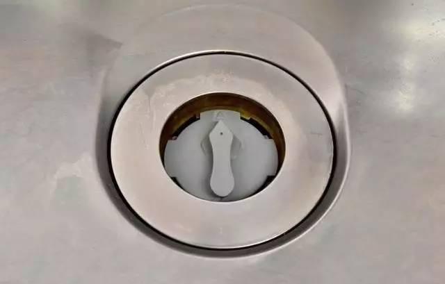 厨余垃圾|参观日本普通家庭的厨房，一进门我就愣了，水槽也太高级了