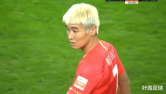 中超|中超疯狂大战：2次大反转，主裁3次遭围攻！场面几近失控