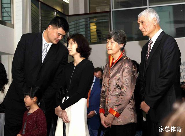 「姚明」姚明带妻女外出游玩，40岁体重失控超400斤，9岁女儿身高引热议