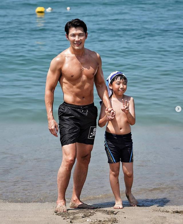 运动|「男神养成」太不科学!49岁黄少祺深邃8块腹肌、冻龄脸蛋好犯规