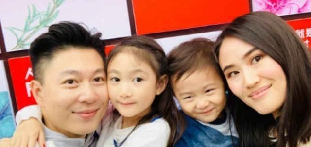 奥莉|有种“毁容”叫奥莉长大，近照曝光引热议，如今8岁越长越像妈妈