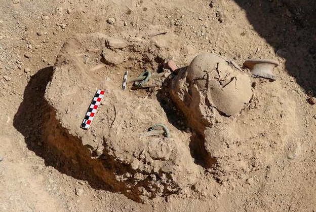 古墓|考古家在乡下发现，3岁小孩带着三千年前的“龙镯”，他是谁？