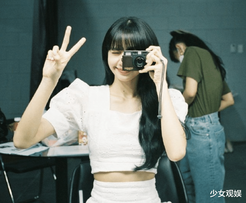 lisa|Lisa新代言花絮被传开，我却在意她的腰部，没眼花吧？