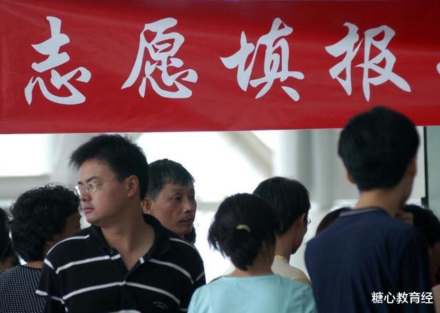 野鸡大学|女儿顺利被“名校”录取，父亲大摆筵席庆祝，班主任：你们糊涂啊