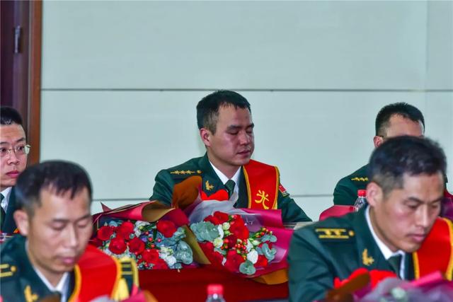 ##罕见！82集团军某旅上尉夫妻一起脱军装，携手退出现役