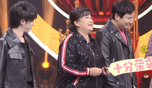 「华晨宇」当华晨宇被尊称“花巨星”时，谁注意到他的表情，粉丝看到很兴奋