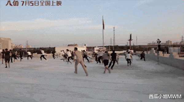 八佰|《八佰》花了5.5亿建了68栋楼,就是没花钱请流量……