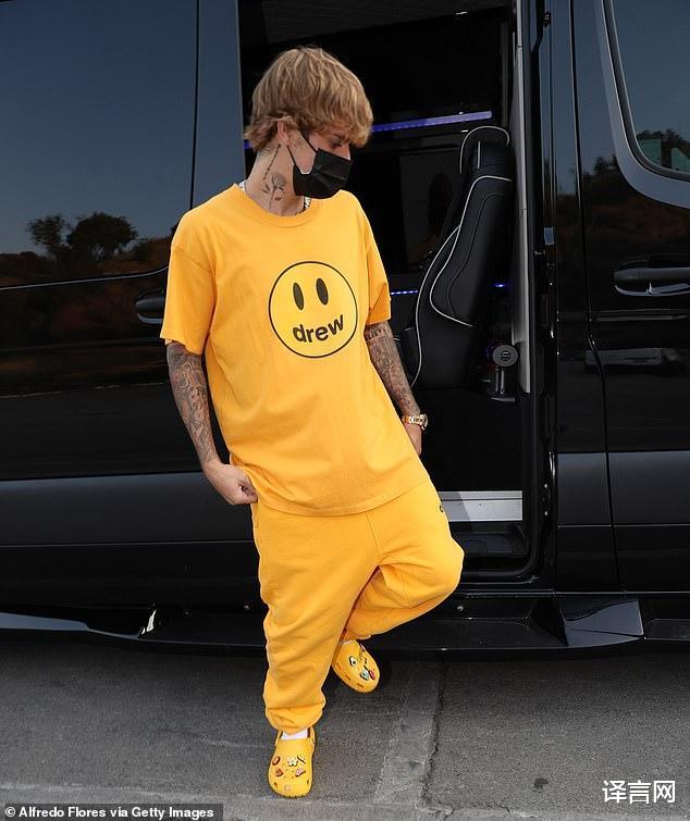 贾斯汀·比伯|贾斯汀·比伯洞洞鞋90分钟售罄，海莉开心晒敷面膜照，满屏水蛇腰