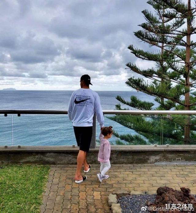 【C罗】霸气总裁成超级奶爸！C罗纪录女儿美好瞬间，陪儿子探寻自己的小岛