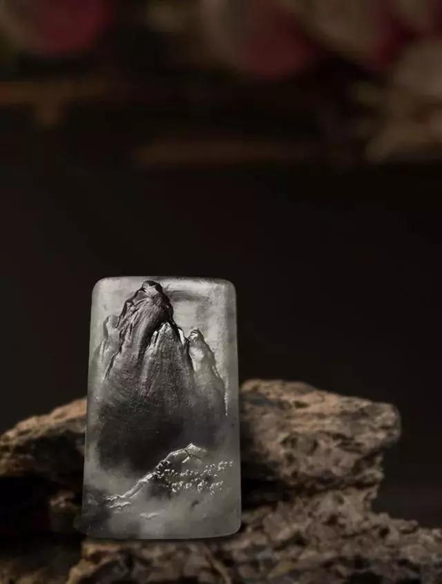 翡翠：难得一遇的“黑白”翡翠，仅需寥寥几笔，尽显一番国画之风采！