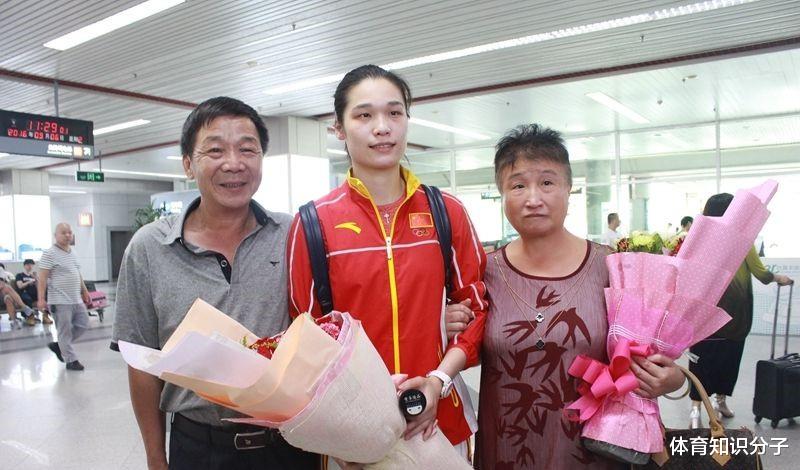 「女排」女排家庭背景差距大！她的父亲工地打工养家，富二代坐拥千万豪宅