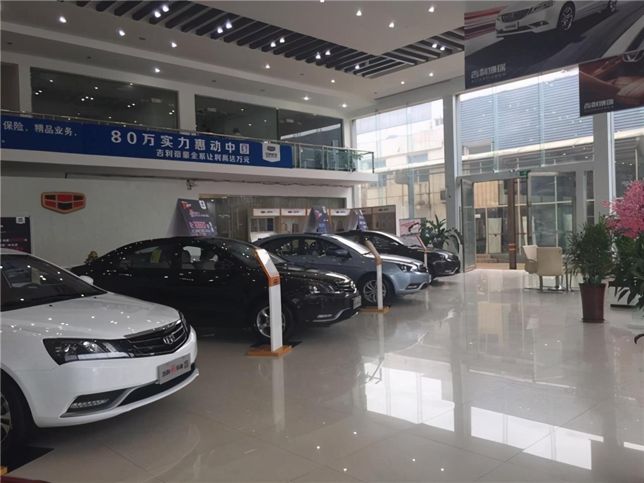 4s店|女子60万买奔驰，提车时发现十几处划痕要换车遭拒，4S店：是水印