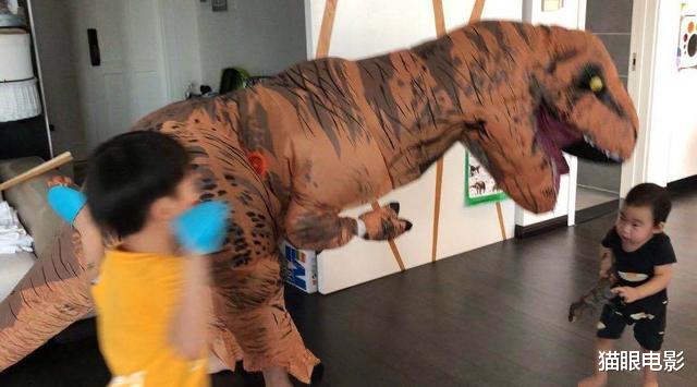 『吴京』吴京谢楠带儿子烧烤，45岁吴京头发变白显沧桑，与荧幕形象大不同