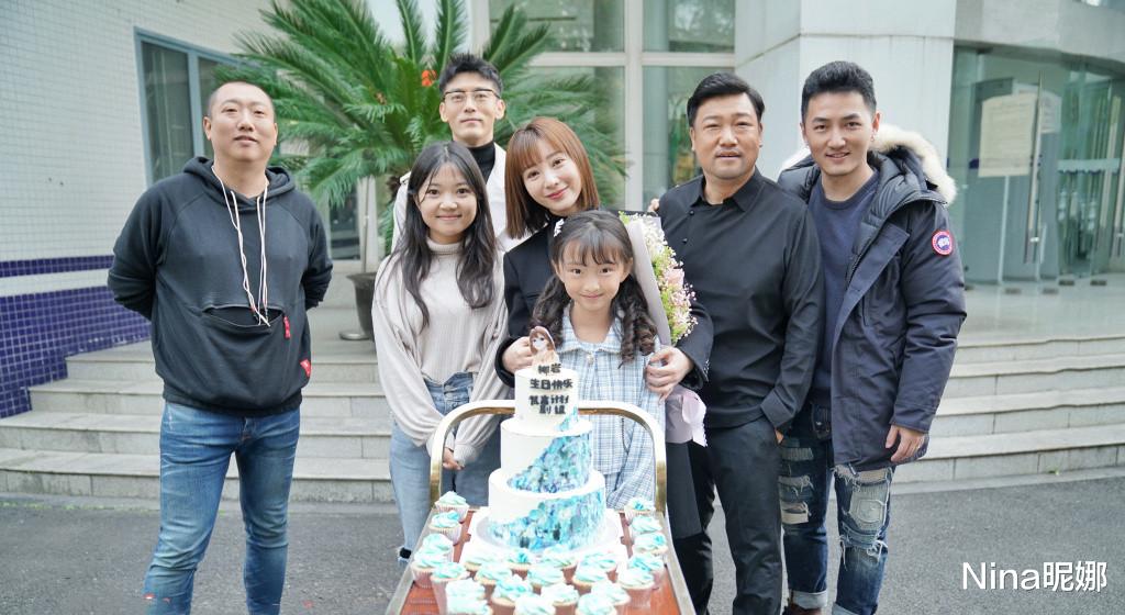 柳岩|柳岩逛商城真风光，穿风衣高跟鞋牵5万矮脚马太拉风，众人围拍成焦点