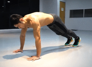 健身@吃播界吴彦祖！一餐10个汉堡，不怕发胖，还保持8块腹肌！