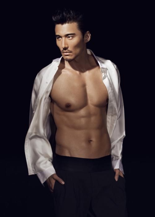 胡兵|被誉为“中国第一男模”的他，因太帅被英国富婆看中，今49岁现状成这样