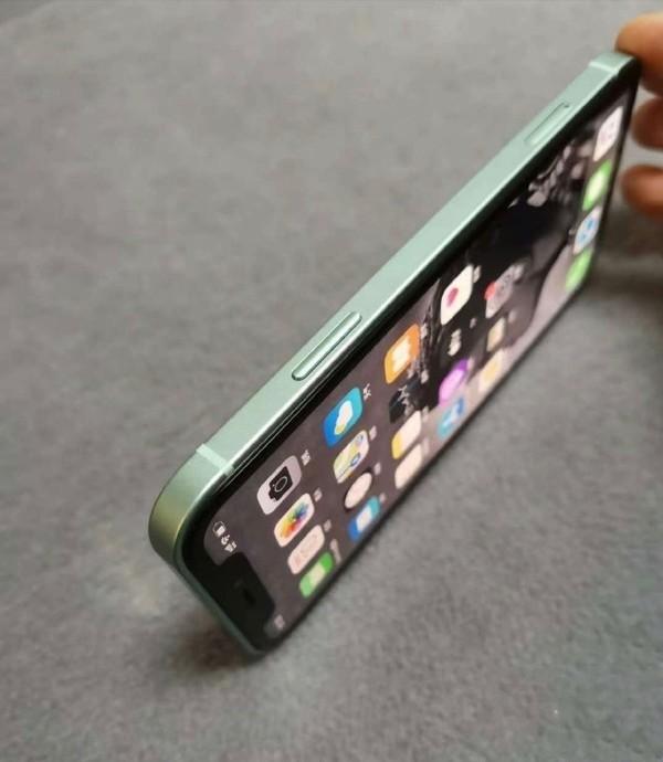iphone12|iPhone 12真机疑似曝光，回归经典设计刘海没变化？