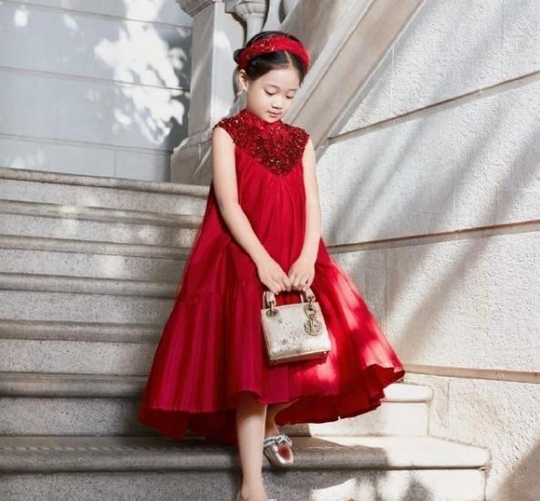 梅婷7歲女兒亮相雜志，顏值超高宛若公主，大名讓網友甜掉牙-圖5