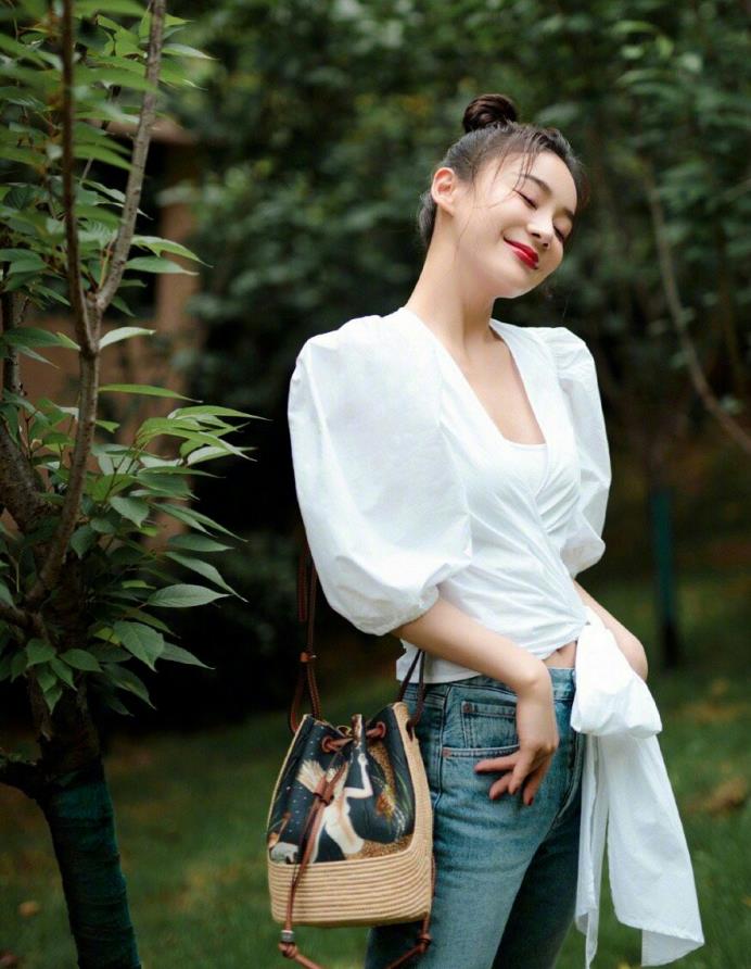 穿衣搭配|袁姗姗的米老鼠发型火了，搭配绿外套太公主，镜头扫到脸：僵了？