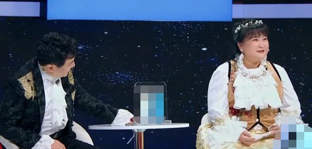 贾玲■王牌家族坐同样高度的椅子,有谁注意贾玲的脚?真实腿长藏不住了