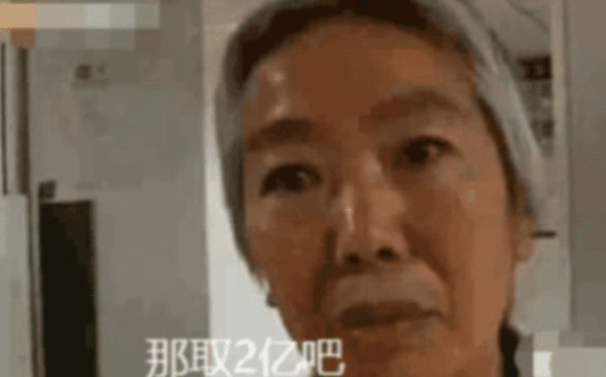 老奶奶去银行柜台取500元遭嫌弃，老奶奶下一秒让经理都不敢怠慢