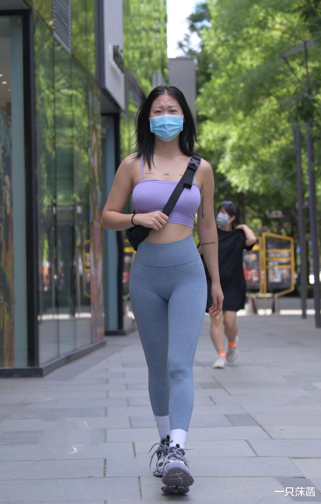 姐姐|修身灰色健身裤配裹胸背心，运动休闲混搭，同样有气场