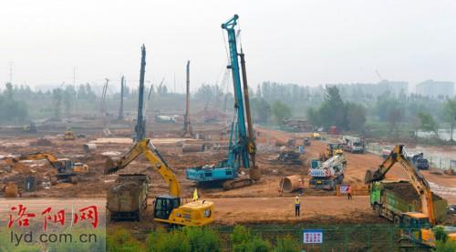 光明网视频|双节不停歇 洛阳火炬大桥工地施工忙