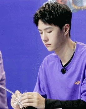 『王一博』《天天向上》王一博点评险些揪秃仙女笔，表情可爱脖子红印成亮点